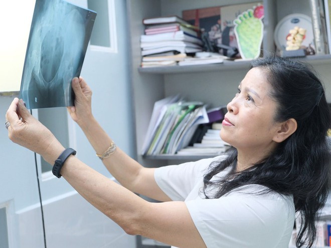 PGS-TS Lê Anh Thư đọc phim, kiểm tra xương khớp một bệnh nhân V.G