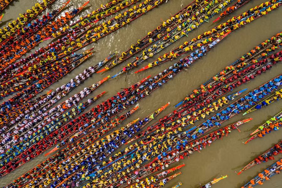 Hội Đua ghe Ngo là một hoạt động thể thao không thể thiếu trong Lễ hội Óoc Om Bóc, để tưởng nhớ đến một chiếc cầu bằng thuyền do Đức Phật dựng lên nhằm ngăn chặn cơn lũ ở vương quốc Vaicali (Ấn Độ), mang ý nghĩa tượng trưng cho sức mạnh hào hùng, biểu dương tinh thần thượng võ của đồng bào Khmer trên sông nước.