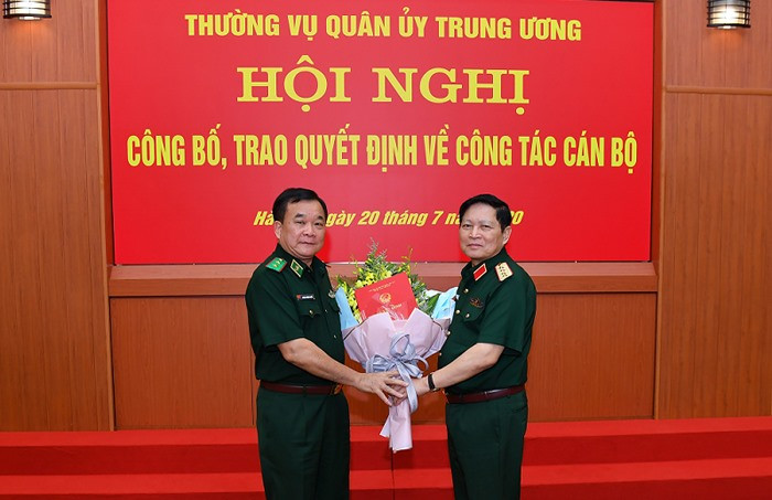 Đại tướng Ngô Xuân Lịch trao Quyết định Thứ trưởng Bộ Quốc phòng đối với Trung tướng Hoàng Xuân Chiến. Ảnh BQP Đại tướng Ngô Xuân Lịch trao Quyết định Thứ trưởng Bộ Quốc phòng đối với Trung tướng Hoàng Xuân Chiến. Ảnh BQP
