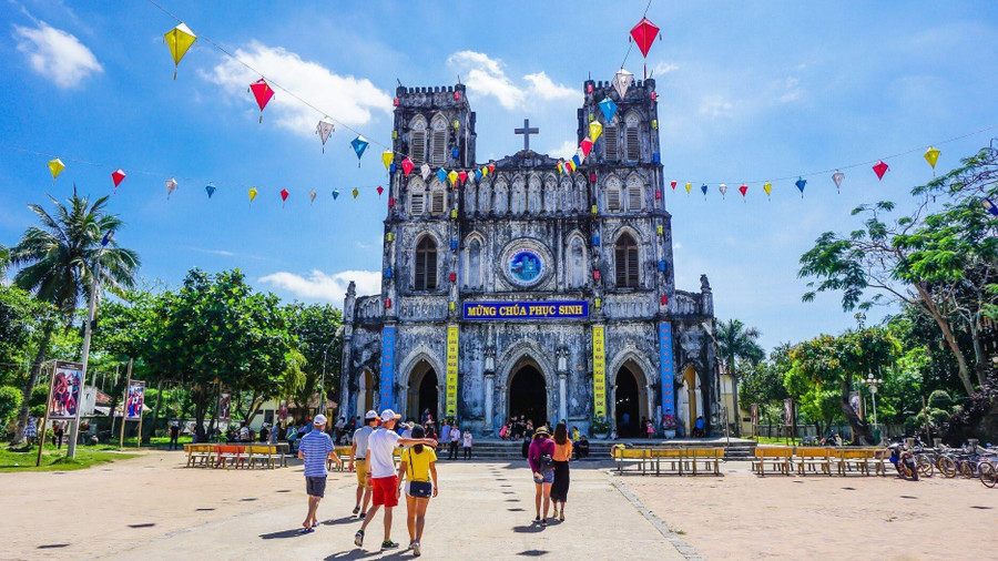 Trên đường đến ghềnh Đá Đĩa, du khách có thể ghé thăm nhà thờ Mằng Lăng mang kiến trúc cổ kính và có bề dày lịch sử lâu đời ở Việt Nam. Đặc biệt, đây là nơi lưu giữ cuốn sách in chữ quốc ngữ đầu tiên của nước ta.