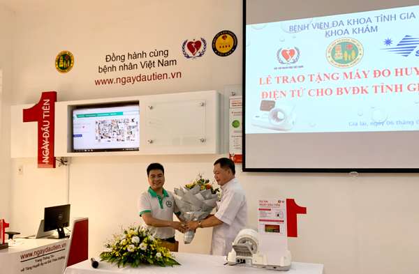 Trao tặng máy đo huyết áp điện tử. Ảnh: N.N