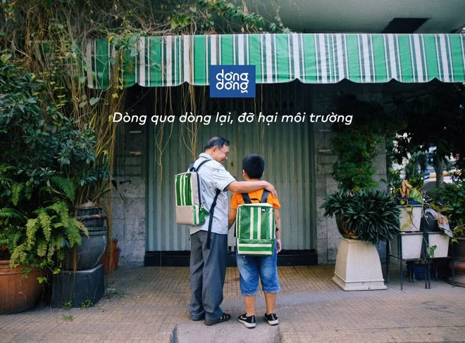 Những balo độc đáo được tái chế từ bạt nhựa. Ảnh: NVCC