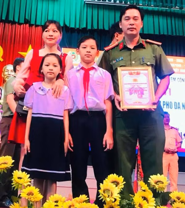  Để có được thành công như ngày hôm nay, với Thiếu tá Đỗ Tiến Dũng đó là nhờ điểm tựa vững chắc từ gia đình. (trong ảnh: Gia đình Thiếu tá Đỗ Tiến Dũng vinh dự nhận danh hiệu Gia đình xuất sắc, tiêu biểu năm 2020 toàn lực lượng CATP).