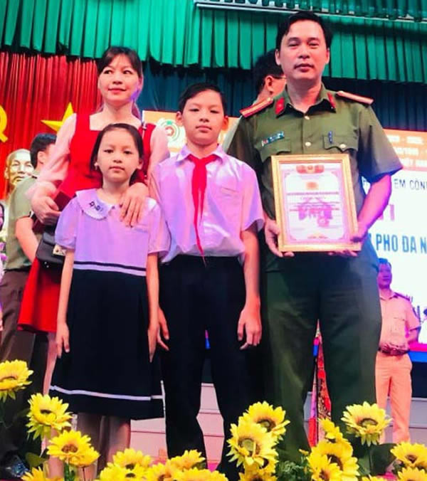 Để có được thành công như ngày hôm nay, với Thiếu tá Đỗ Tiến Dũng đó là nhờ điểm tựa vững chắc từ gia đình. (trong ảnh: Gia đình Thiếu tá Đỗ Tiến Dũng vinh dự nhận danh hiệu Gia đình xuất sắc, tiêu biểu năm 2020 toàn lực lượng CATP).  Để có được thành công như ngày hôm nay, với Thiếu tá Đỗ Tiến Dũng đó là nhờ điểm tựa vững chắc từ gia đình. (trong ảnh: Gia đình Thiếu tá Đỗ Tiến Dũng vinh dự nhận danh hiệu Gia đình xuất sắc, tiêu biểu năm 2020 toàn lực lượng CATP).