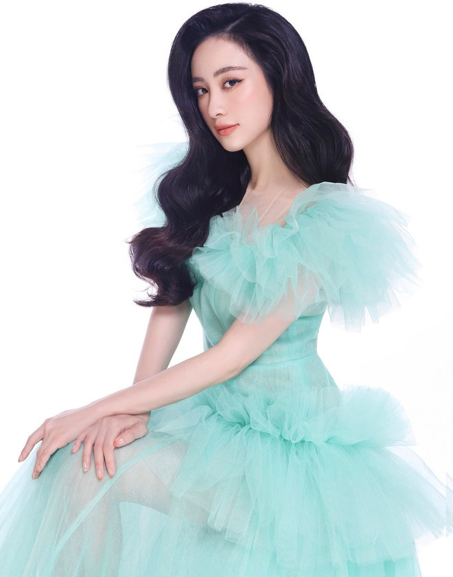 Nữ diễn viên khoác lên người bộ trang phục màu xanh ngọc ngọt ngào khiến cho khán giả tưởng chừng như bị hớp hồn, đang chứng kiến nhân vật cổ tích bước ra đời thực ẢNH: ALI BÙI