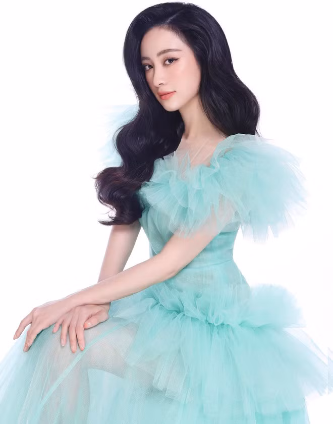 Nữ diễn viên khoác lên người bộ trang phục màu xanh ngọc ngọt ngào khiến cho khán giả tưởng chừng như bị hớp hồn, đang chứng kiến nhân vật cổ tích bước ra đời thực ẢNH: ALI BÙI