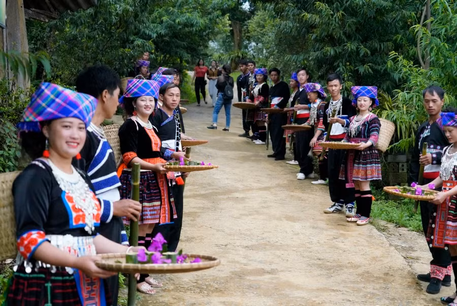 Bản du lịch cộng đồng Sin Suối Hồ thuộc xã Sin Suối Hồ, huyện Phong Thổ cách thành phố Lai Châu chừng 30km