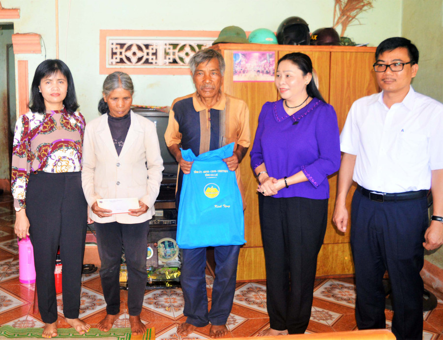 Bà Huỳnh Nữ Thu Hà-Ủy viên Ban Thường vụ Tỉnh ủy, Phó Chủ tịch UBND tỉnh thăm, tặng quà gia đình ông Hngơu (có con là liệt sĩ, làng Groi 1, xã Glar, huyện Đak Đoa). Ảnh: Đinh Yến 