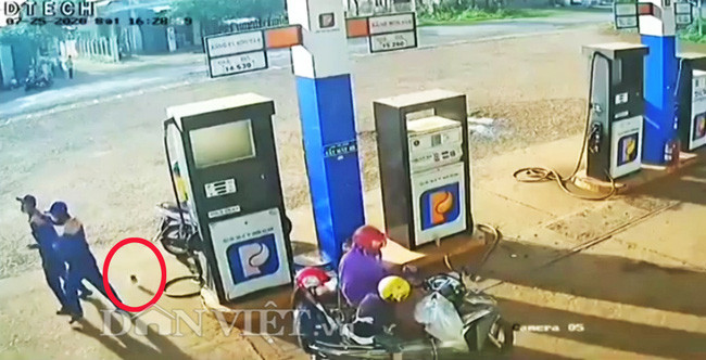 Cọc tiền văng ra từ túi một nhân viên cây xăng.