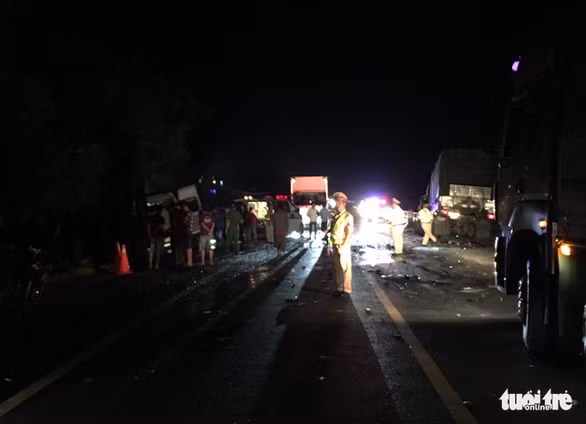 Cảnh sát giao thông Bình Thuận đang có mặt điều tiết giao thông khu vực xảy ra tai nạn - Ảnh: MAI THỨC