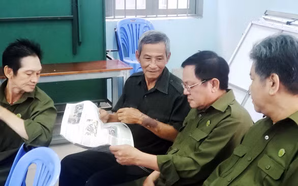 Ông Xuân (thứ 2 từ trái qua) vẫn nhớ thời thanh niên xung phong vui vẻ và khát vọng. Ảnh: GIA TIẾN