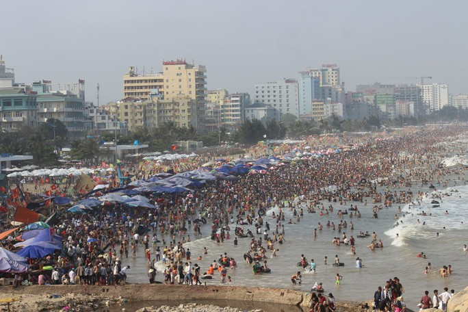  Bãi biển Sầm Sơn - Thanh Hóa nơi 2 người chết đuối khi tắm biển lúc sáng sớm