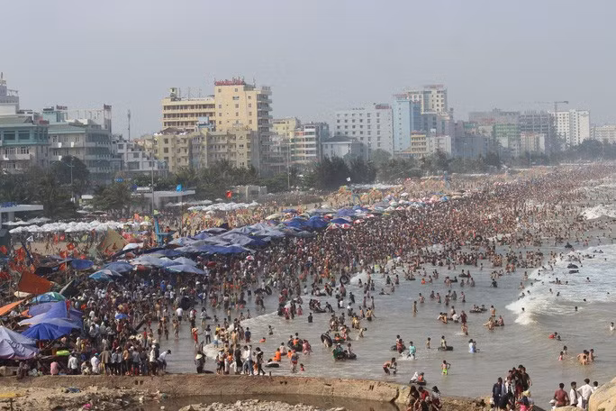  Bãi biển Sầm Sơn - Thanh Hóa nơi 2 người chết đuối khi tắm biển lúc sáng sớm