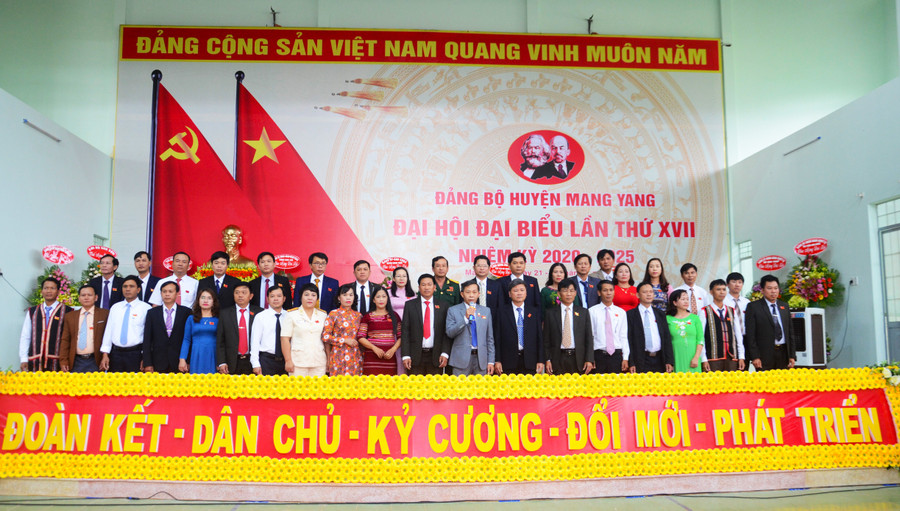 Ban Chấp hành Đảng bộ huyện Mang Yang khóa XVII, nhiệm kỳ 2020-2025 ra mắt Đại hội. Ảnh: Phương Linh