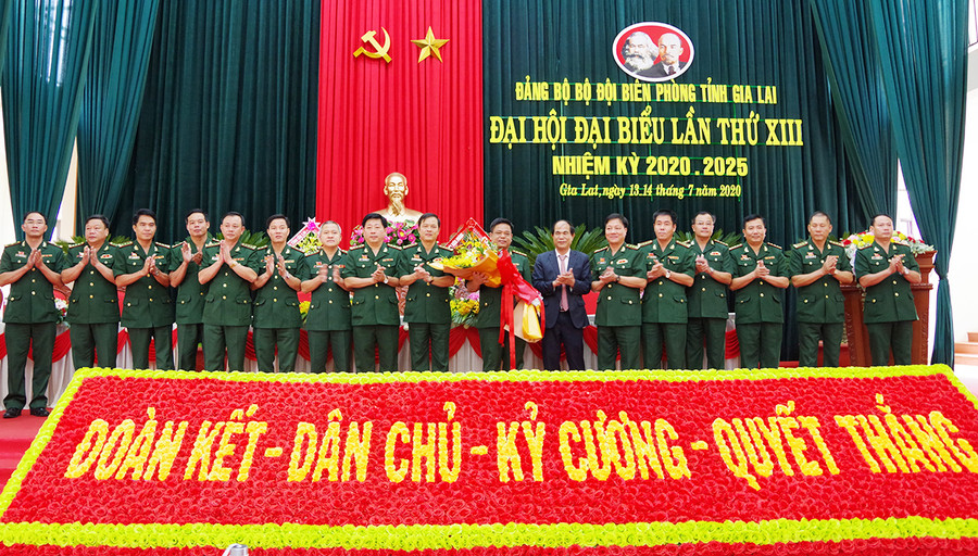 Chủ tịch UBND tỉnh Gia Lai Võ Ngọc Thành tặng hoa chúc mừng Ban Chấp hành Đảng bộ Bộ đội Biên phòng tỉnh khóa XIII và các đại biểu được bầu đi dự Đại hội Đảng bộ tỉnh lần thứ XVI. Ảnh: Anh Huy Chủ tịch UBND tỉnh tặng hoa chúc mừng BCH khóa mới và đại biểu dự đại hội Đảng bộ tỉnh. Ảnh: Anh Huy