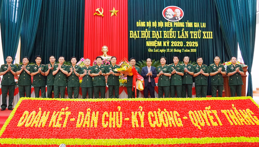 Chủ tịch UBND tỉnh tặng hoa chúc mừng BCH khóa mới và đại biểu dự đại hội Đảng bộ tỉnh. Ảnh: Anh Huy