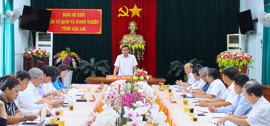 Đồng chí Hồ Văn Niên-Ủy viên dự khuyết Ban Chấp hành Trung ương Đảng, Bí thư Tỉnh ủy, Trưởng đoàn đại biểu Quốc hội tỉnh chủ trì buổi làm việc của Ban Thường vụ Tỉnh ủy về duyệt nội dung Đại hội đại biểu Đảng bộ Khối các Cơ quan và Doanh nghiệp tỉnh lần thứ VIII. Ảnh: Hồng Thi Tỉnh ủy viên, Bí thư Đảng ủy Đồng chí Hồ Văn Niên-Ủy viên dự khuyết Ban Chấp hành Trung ương Đảng, Bí thư Tỉnh ủy, Trưởng đoàn đại biểu Quốc hội tỉnh chủ trì buổi làm việc của Ban Thường vụ Tỉnh ủy về duyệt nội dung Đại hội đại biểu Đảng bộ Khối các Cơ quan và Doanh nghiệp tỉnh lần thứ VIII. Ảnh: H.T