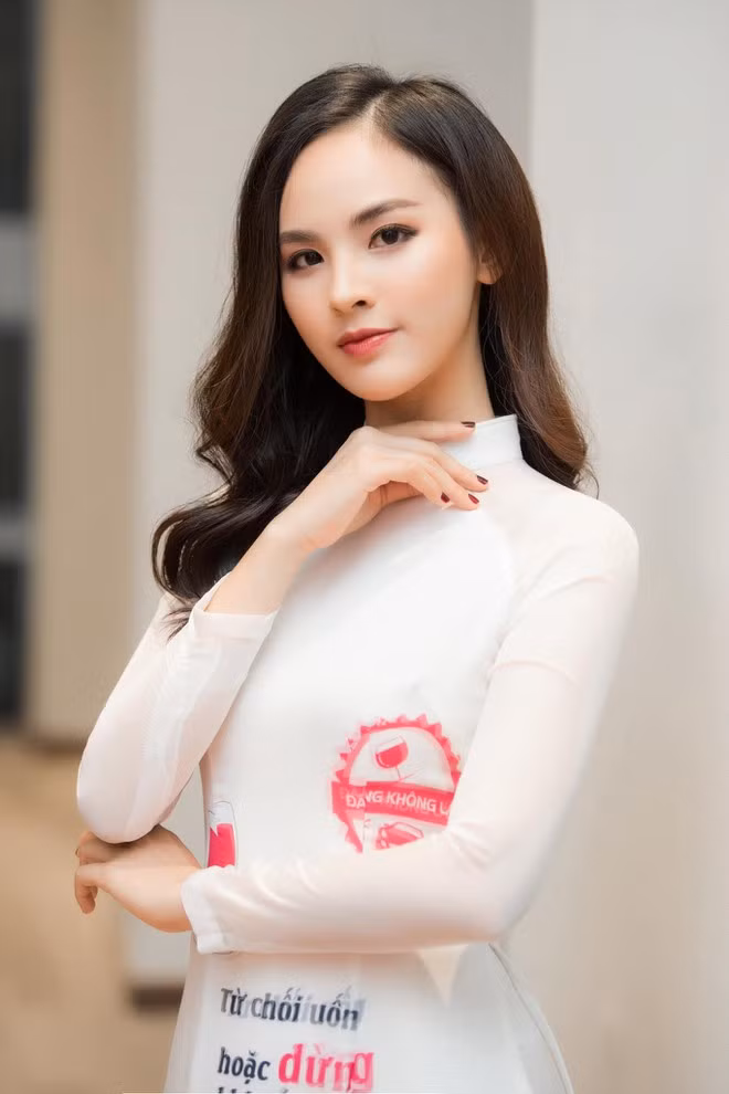 Mới đây, chương trình Chuyển động 24h giờ gây chú ý bởi sự xuất hiện của Quỳnh Nga trong vai trò MC. Không chỉ gây ấn tượng bởi sự chuyên nghiệp trong lần đầu lên sóng, người đẹp còn nhận được sự quan tâm của cư dân mạng bởi nhan sắc xinh đẹp, cuốn hút ẢNH: FBNV