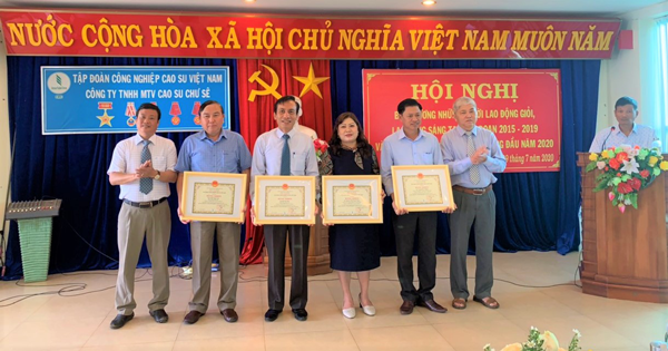 Tặng bằng khen cho tập thể, cá nhân có thành tích xuất sắc trong các phong trào thi đua. Ảnh: Đinh Yến