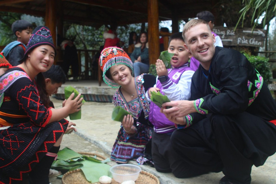 Du khách Tây chụp hình lưu niệm tại bản du lịch cộng đồng Sin Suối Hồ