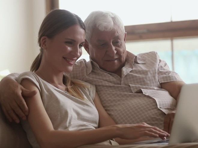 Càng lớn tuổi thì nguy cơ gặp phải những vấn đề sức khỏe càng tăng, vì vậy bạn cần tầm soát bệnh thường xuyên. Ảnh minh họa : SHUTTERSTOCK