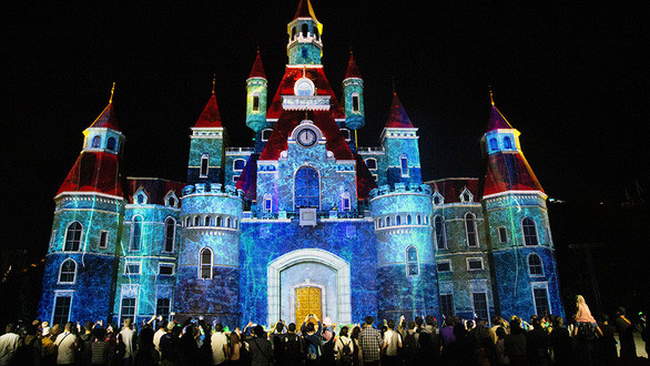 Mỗi suất diễn của Tata Show luôn thu hút đông đảo khán giả. Ảnh: B.C.