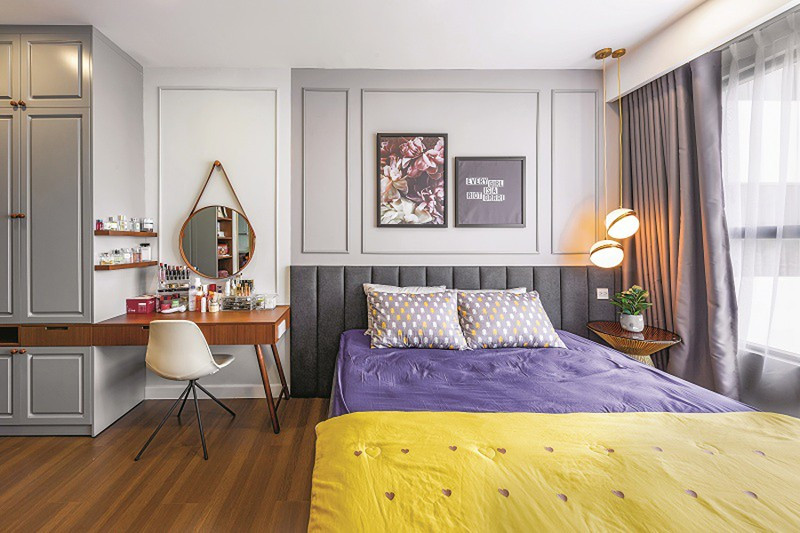 Phòng ngủ chính với những mảng màu xám đậm – nhạt ở đầu giường và tủ quần áo. Riêng bàn trang điểm lại sử dụng màu nâu gỗ nổi bật. Màu sắc tươi trẻ của chăn, ga tạo nên hòa sắc thú vị. Phòng ngủ chính với những mảng màu xám đậm – nhạt ở đầu giường và tủ quần áo. Riêng bàn trang điểm lại sử dụng màu nâu gỗ nổi bật. Màu sắc tươi trẻ của chăn, ga tạo nên hòa sắc thú vị.