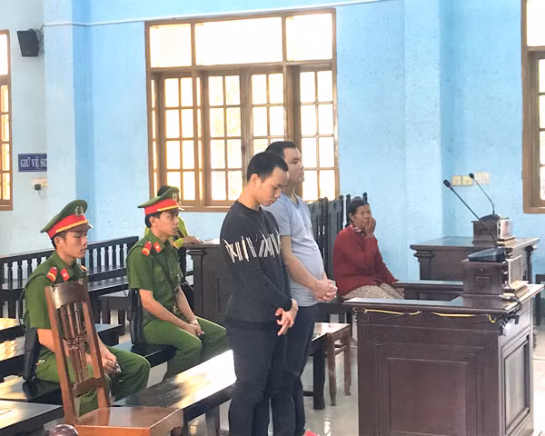 Hai bị cáo tại phiên tòa. Ảnh: R'Ô Hok