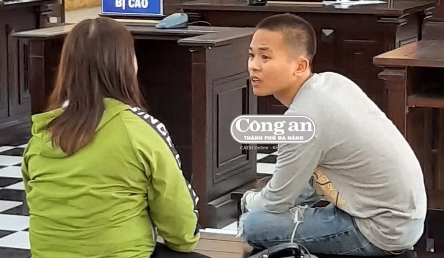 Mẹ bị cáo Huy động viên, căn dặn con cải tạo tốt để sớm trở về nhà. Mẹ bị cáo Huy động viên, căn dặn con cải tạo tốt để sớm trở về nhà.