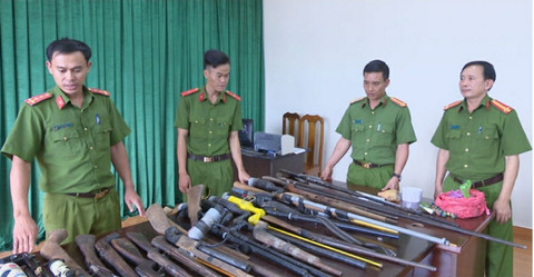 Công an huyện Bảo Lâm vận động, thu giữ được nhiều loại súng do đồng bào dân tộc thiểu số tàng trữ trong gia đình. Ảnh T.Q.T
