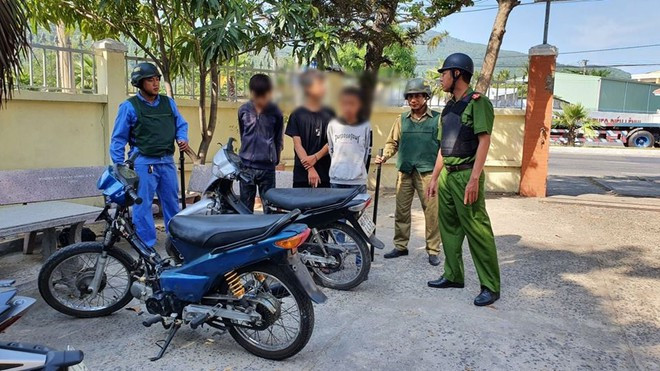N.P.H.N (bên phải), nhỏ tuổi và nhỏ con nhất nhưng cầm đầu nhóm đua xe và trộm xe. Ảnh: VĂN TIẾN
