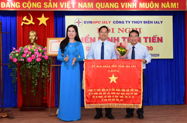 UBND tỉnh tặng cờ thi đua xuất sắc cho Công ty Thủy điện Ia Ly. Ảnh. Yến Đông