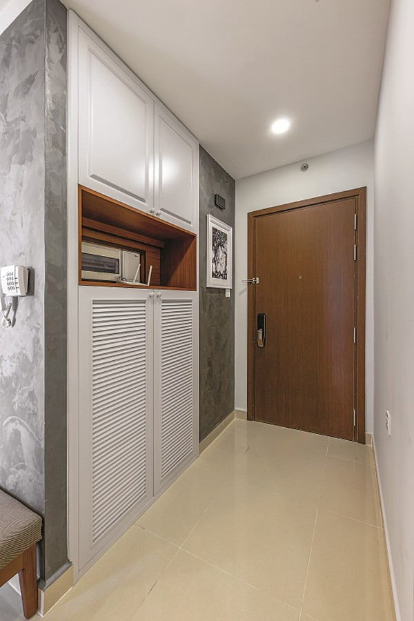 Cũng như tủ bếp, hệ thống tủ giày và tủ đồ ở sảnh được phối giữa màu xám đậm và xám nhạt. Cũng như tủ bếp, hệ thống tủ giày và tủ đồ ở sảnh được phối giữa màu xám đậm và xám nhạt.