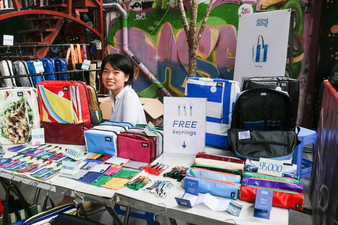 Những sản phẩm tái chế độc đáo từ bạt nhựa cũ. Ảnh: NGỌC THẢO