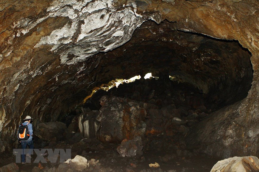 Hệ thống hang động núi lửa từ miệng núi lửa Chư B’Luk chạy dọc theo sông Sêrêpôk đến khu vực thác Dray Sáp(Đắk Nông). Ảnh: Dương Giang/TTXVN Hệ thống hang động núi lửa từ miệng núi lửa Chư B’Luk chạy dọc theo sông Sêrêpôk đến khu vực thác Dray Sáp(Đắk Nông). (Ảnh: Dương Giang/TTXVN)