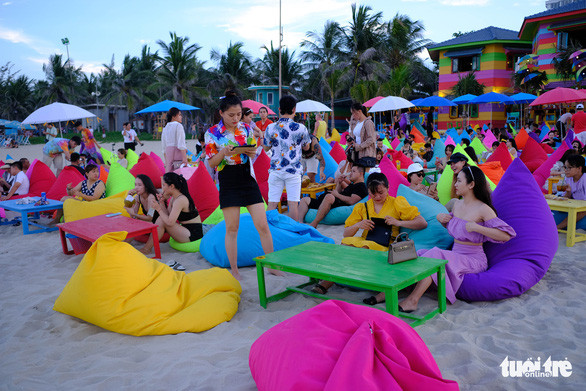 Tại đây du khách có thể gọi những món đồ ăn nhẹ và thức uống để ngắm biển, nghe nhạc - Ảnh: TẤN LỰC