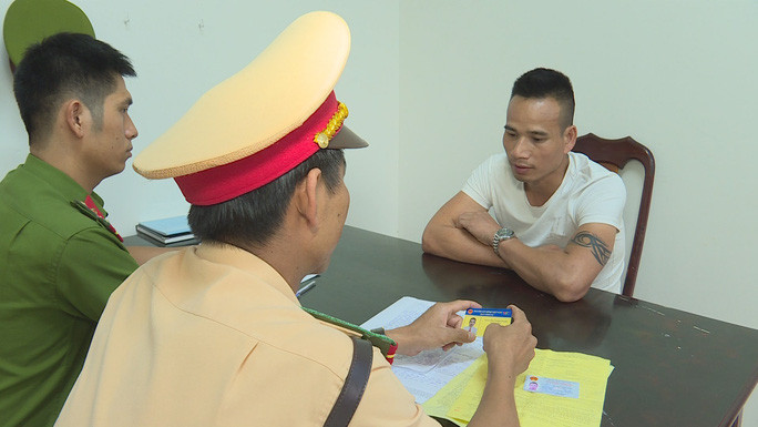 Sau khi bị phát hiện dùng thẻ phóng viên giả, đối tượng còn dựng cảnh quen cán bộ ở Bộ Công an Sau khi bị phát hiện dùng thẻ phóng viên giả, đối tượng còn dựng cảnh quen cán bộ ở Bộ Công an