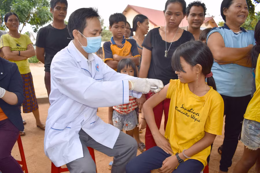 Tiêm vắc xin phòng bệnh bạch hầu cho người dân làng O, xã Ia O. Ảnh: Phan Thương