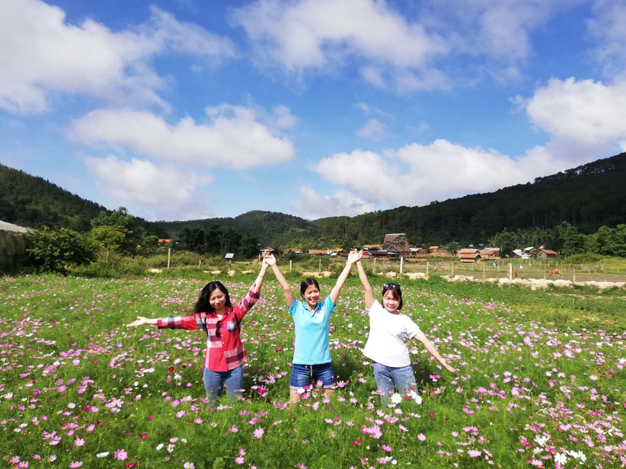 Du khách chụp ảnh lưu niệm tại Măng Đen. Ảnh: Đào An Duyên 