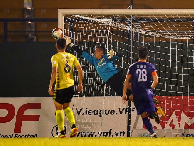 Trước đó, bầu Hiển bất ngờ tậu Tấn Trường 34 tuổi cũng ở không một thời gian Ảnh: ĐỘC LẬP