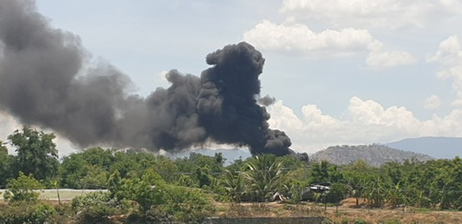 Đến 13 giờ ngày 9.7 vẫn chưa khống chế được ngọn lửa. Ảnh: THIỆN NHÂN