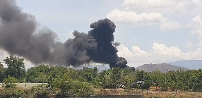 Đến 13 giờ ngày 9.7 vẫn chưa khống chế được ngọn lửa. Ảnh: THIỆN NHÂN