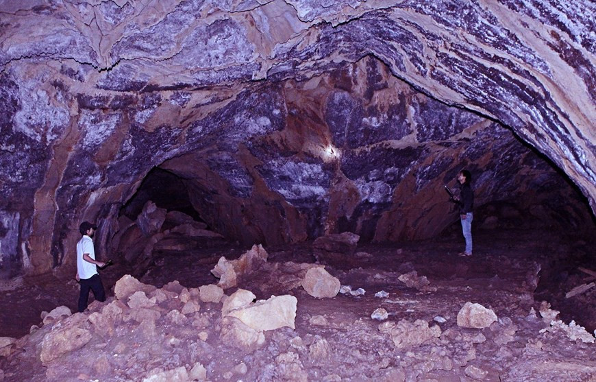 Công viên Địa chất Đắk Nông thuộc loại hiếm trên thế giới với những dòng thạch nhũ dung nham còn hiện rõ. Ảnh: Dương Giang/TTXVN Công viên Địa chất Đắk Nông thuộc loại hiếm trên thế giới với những dòng thạch nhũ dung nham còn hiện rõ. (Ảnh: Dương Giang/TTXVN)