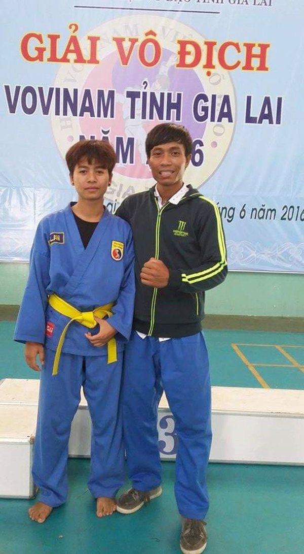Anh Kpă Nam (bìa phải) cùng học trò tại Giải Vô địch Vovinam cấp tỉnh năm 2016. Ảnh: Ksor H'yuên
