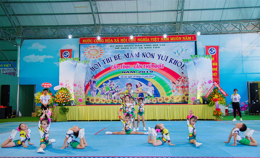 Trẻ tự tin biểu diễn tại Hội thi bé mầm non vui khỏe cấp tỉnh lần thứ nhất. Ảnh: Hồng Thi 