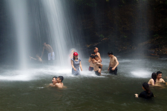 Du khách đắm mình trong dòng thác mát lạnh