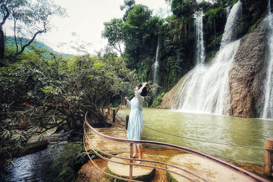 Thác Dải Yếm là nơi được nhiều du khách đến tạo dáng 'check-in' ở Mộc Châu. Ảnh: Nam Nguyễn/Vietnam+ Thác Dải Yếm là nơi được nhiều du khách đến tạo dáng 'check-in' ở Mộc Châu. (Ảnh: Nam Nguyễn/Vietnam+)