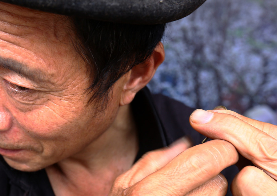  Lão nghệ nhân Mua Mí Sính thẩm âm những chiếc “lưỡi gà” mới chế tác.