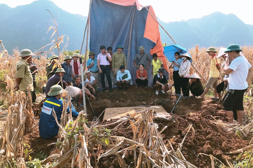 Sập đá cổ được người dân phát hiện nằm ngay dưới mặt ruộng. Ảnh: Diệu Anh Sập đá cổ này được người dân phát hiện nằm ngay dưới mặt ruộng trong lúc canh tác. Ảnh: Diệu Anh