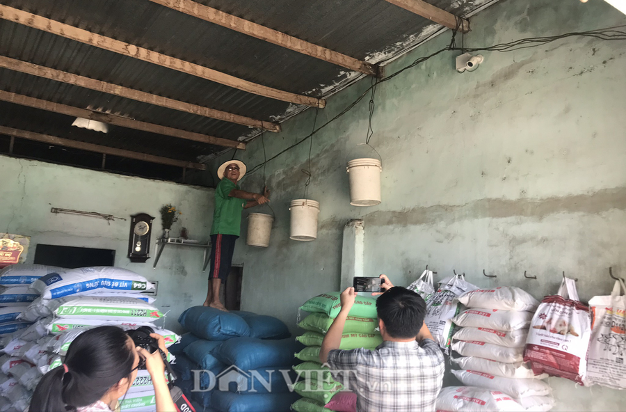 Một nhà dân bị dột do những vết nứt, người dân phải dùng xô để hứng nước chống dột.